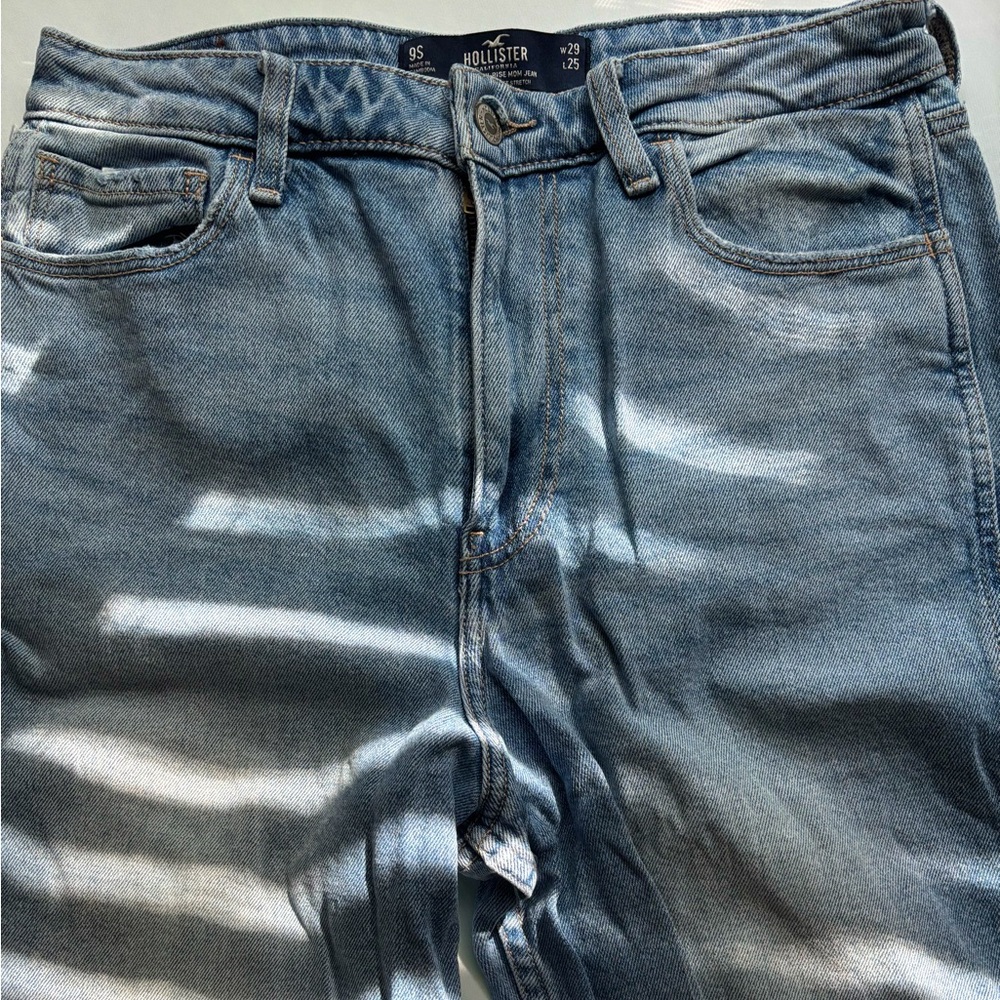 Perfect Hollister High-rise Mom Jean Jeans (Worn once, Smoke-free!)